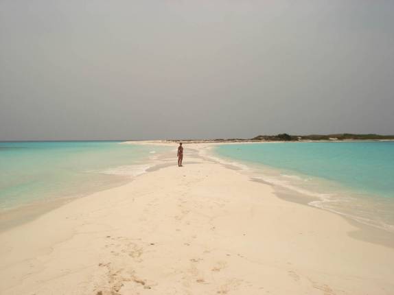A incrível praia com duas orlas, em um dos cayos de Los Roques, no litoral venezuelano